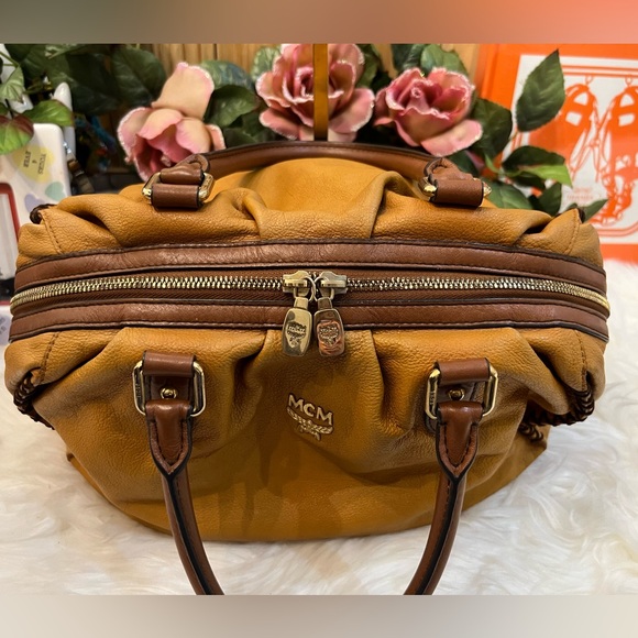 ⭐️MCM Soft Leather Handbag - Picture 9 of 15